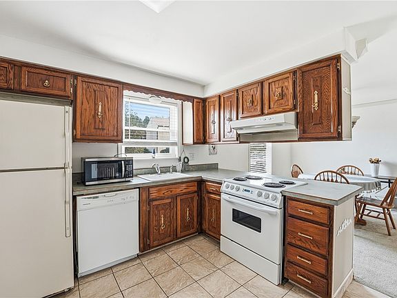 2nd image of 114 Rembrandt Dr