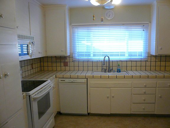 2nd image of 1583 Garden Glen Way