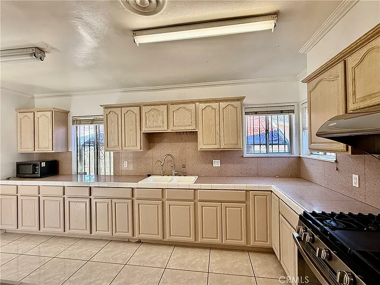 1712 Walnut St — Photo 6