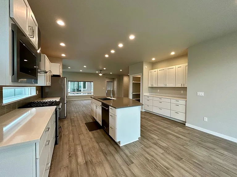304 E Stanford Ave — Photo 5