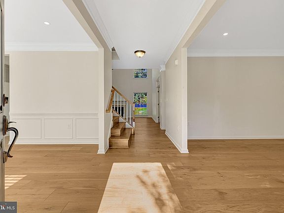 5th image of 128 Max Ct SE