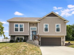 1011 SW Powell Dr, Oak Grove, MO 64075