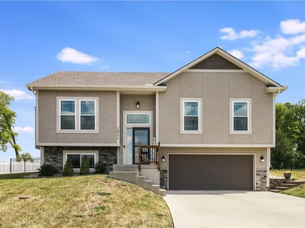 1011 SW Powell Dr, Oak Grove, MO 64075