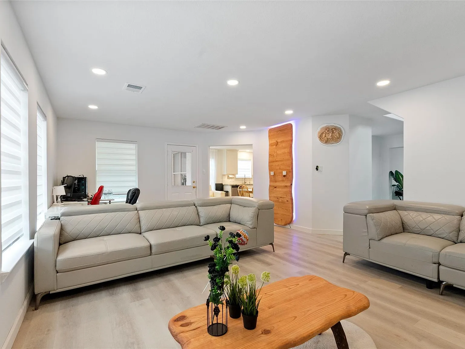 4 bed, 3.0 bath, 2351 sqft, $2,200 — Photo 3