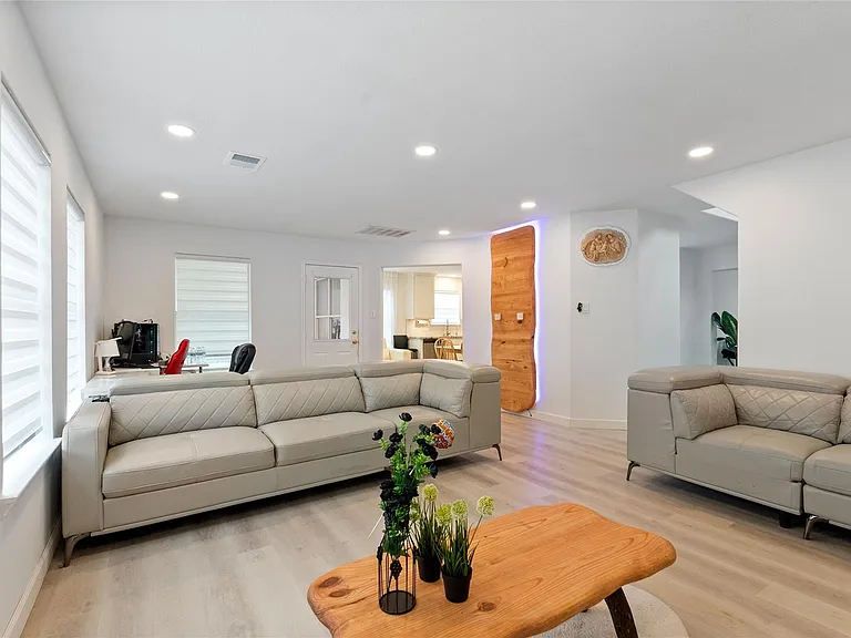 5902 Rye Creek Dr — Photo 3