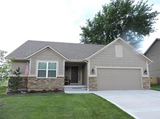 21204 Pointe Dr, Peculiar, MO 64078
