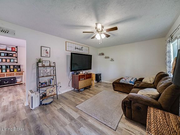 4th image of 379 Dogwood Dr