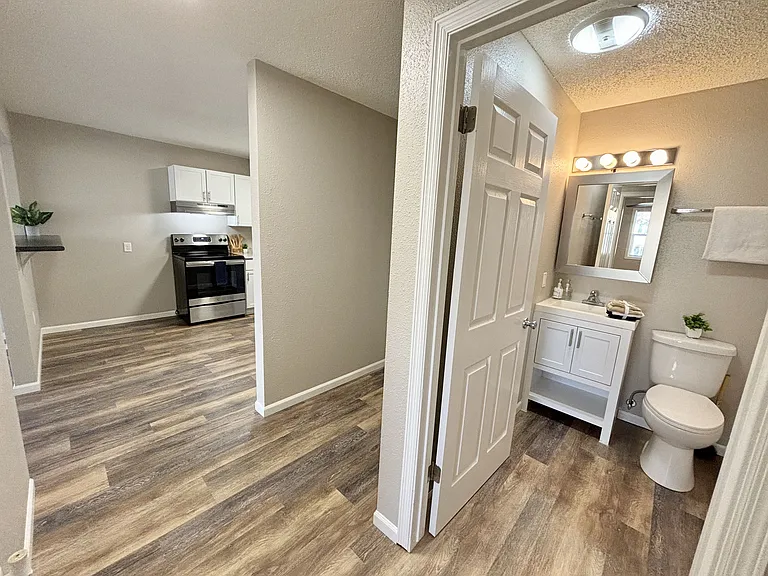 Town's Edge Apartments — Photo 52