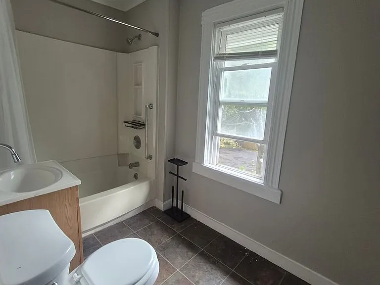 16 Asbury St — Photo 8