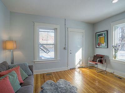 Entry/Living room area