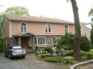 91 E Loop Rd, Staten Island, NY 10304