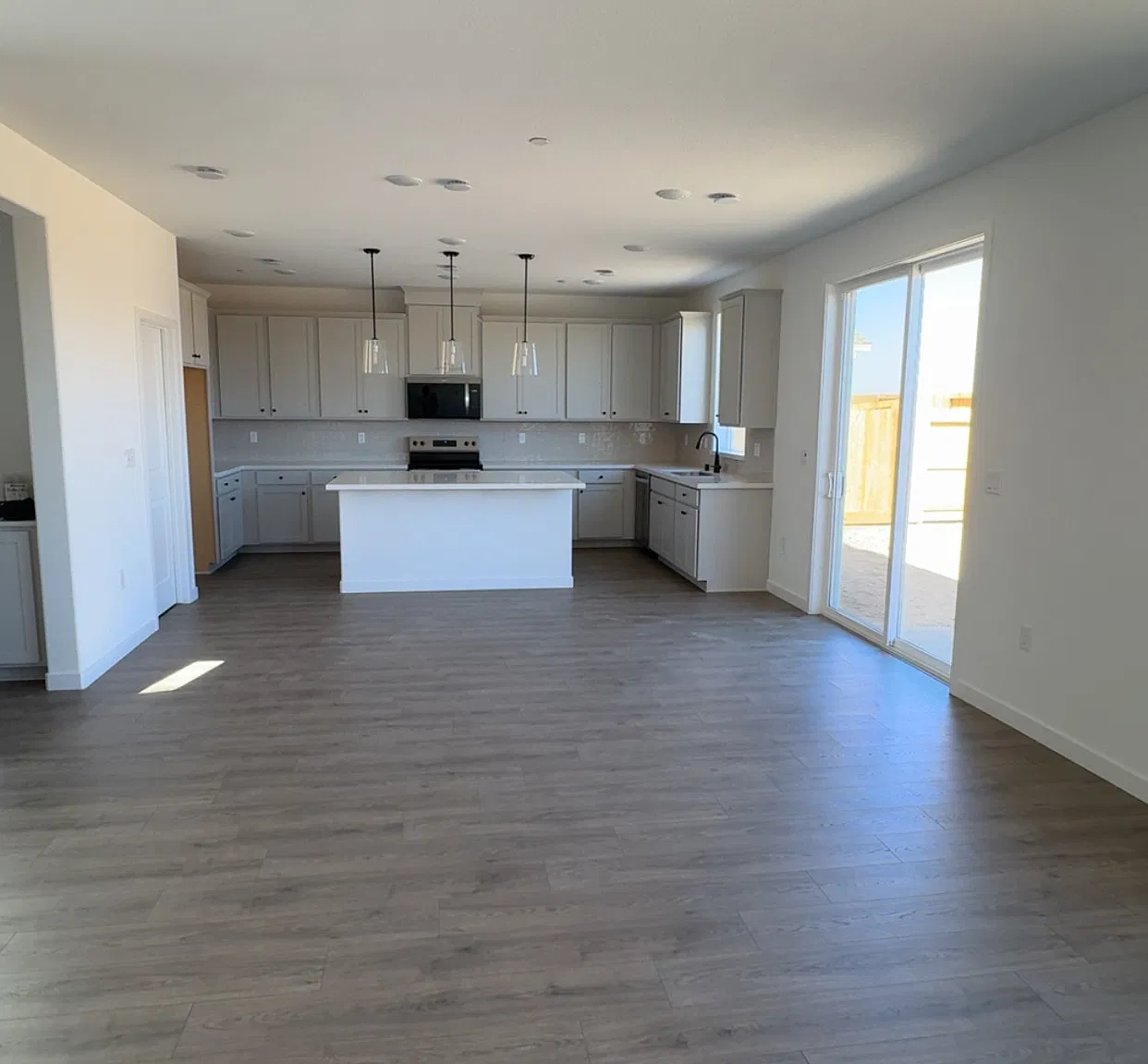 4 bed, 2470 sqft, $3,700 — Photo 3
