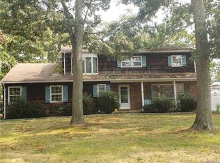 37 King Arthurs Ct, Saint James, NY 11780