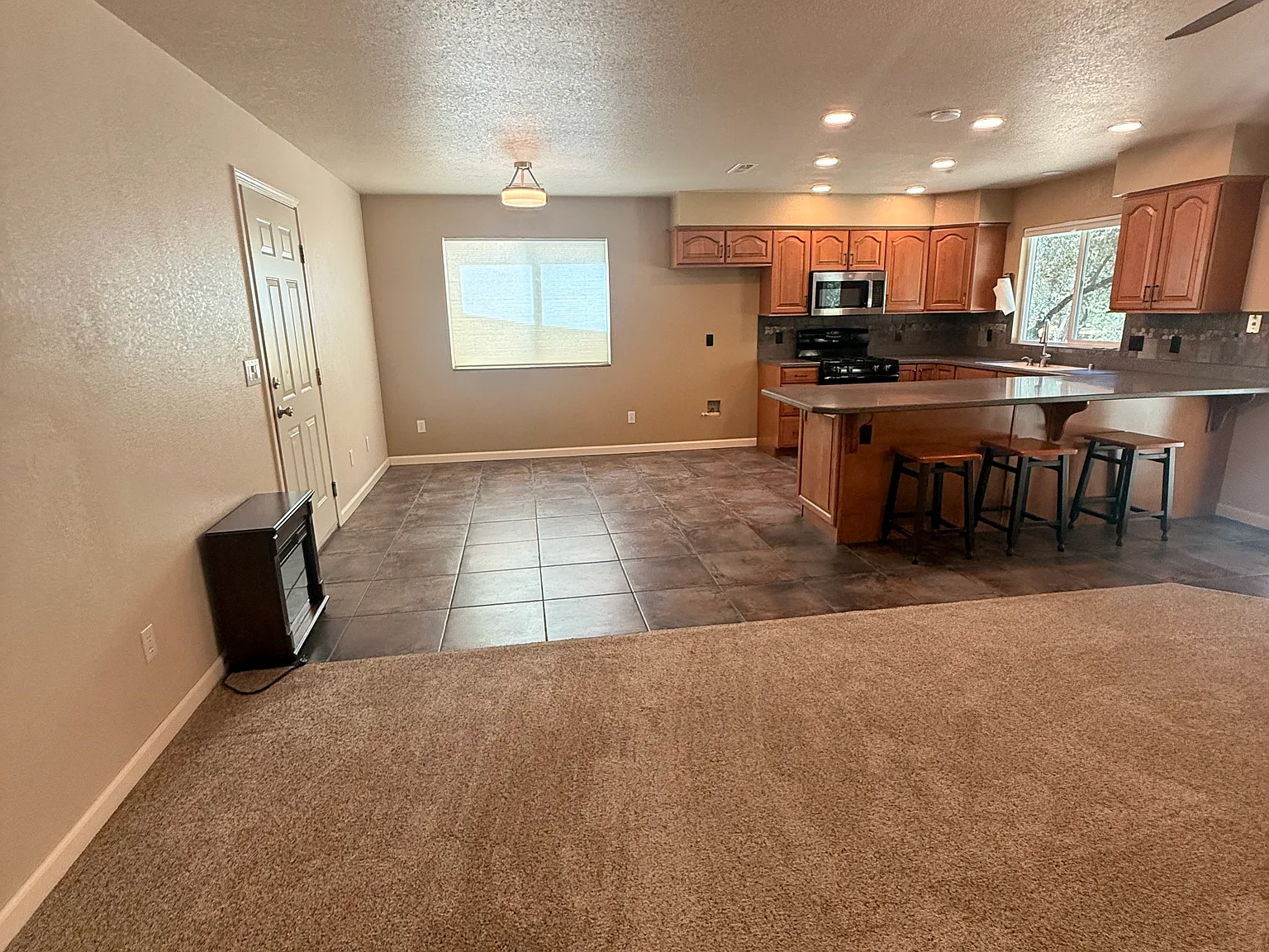 3 bed, 1265 sqft, $2,100 — Photo 4