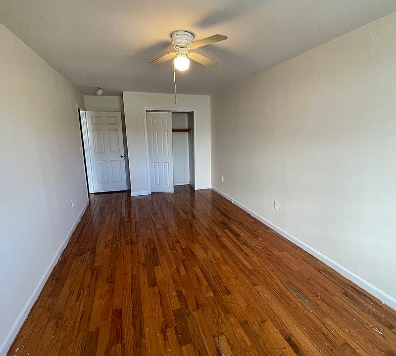 2nd image of 935 Summit Ave #2