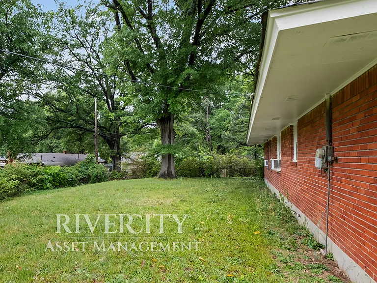 1381 Laudeen Dr — Photo 3