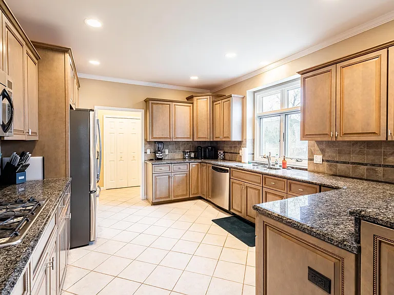1181 Davis Ave — Photo 16