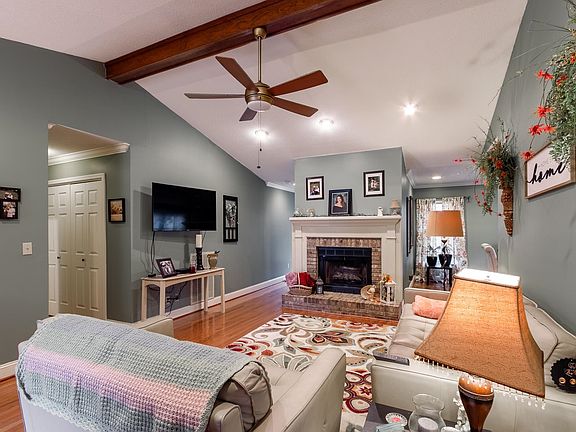 4th image of 223 Hillsboro Cir