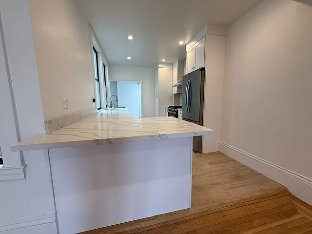 kitchen peninsula to dining room