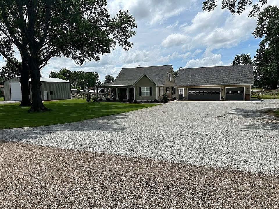 1st image of 70 Oakwood Cv