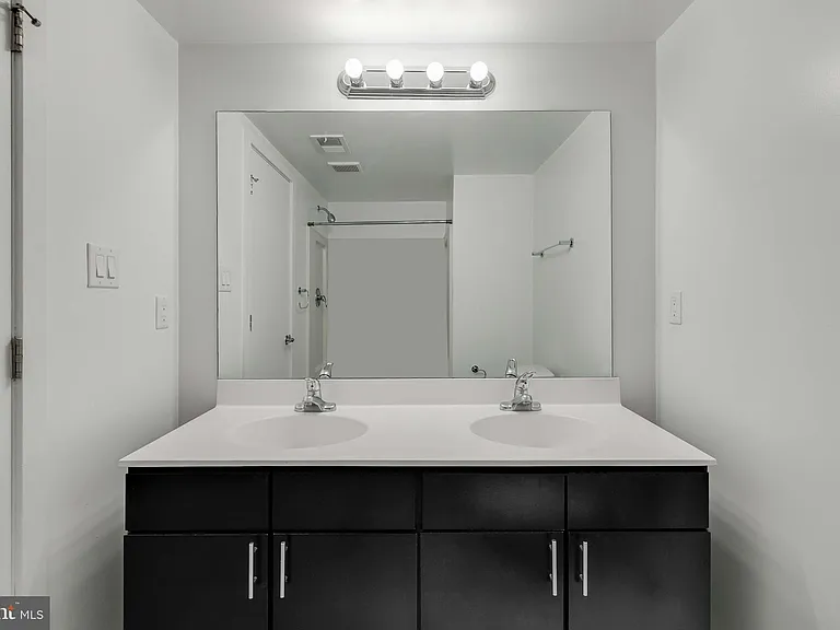228 W George St #218 — Photo 20