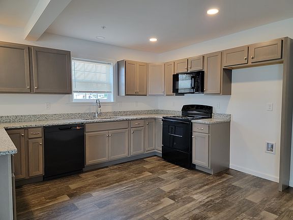 3rd image of 146 Robert Cir