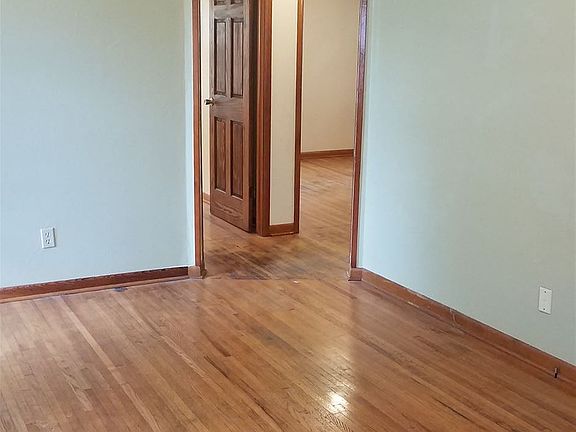 4. 611 N Richmond, Living Room (3)