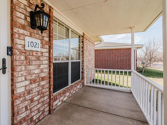 3rd image of 1021 Shasta Dr