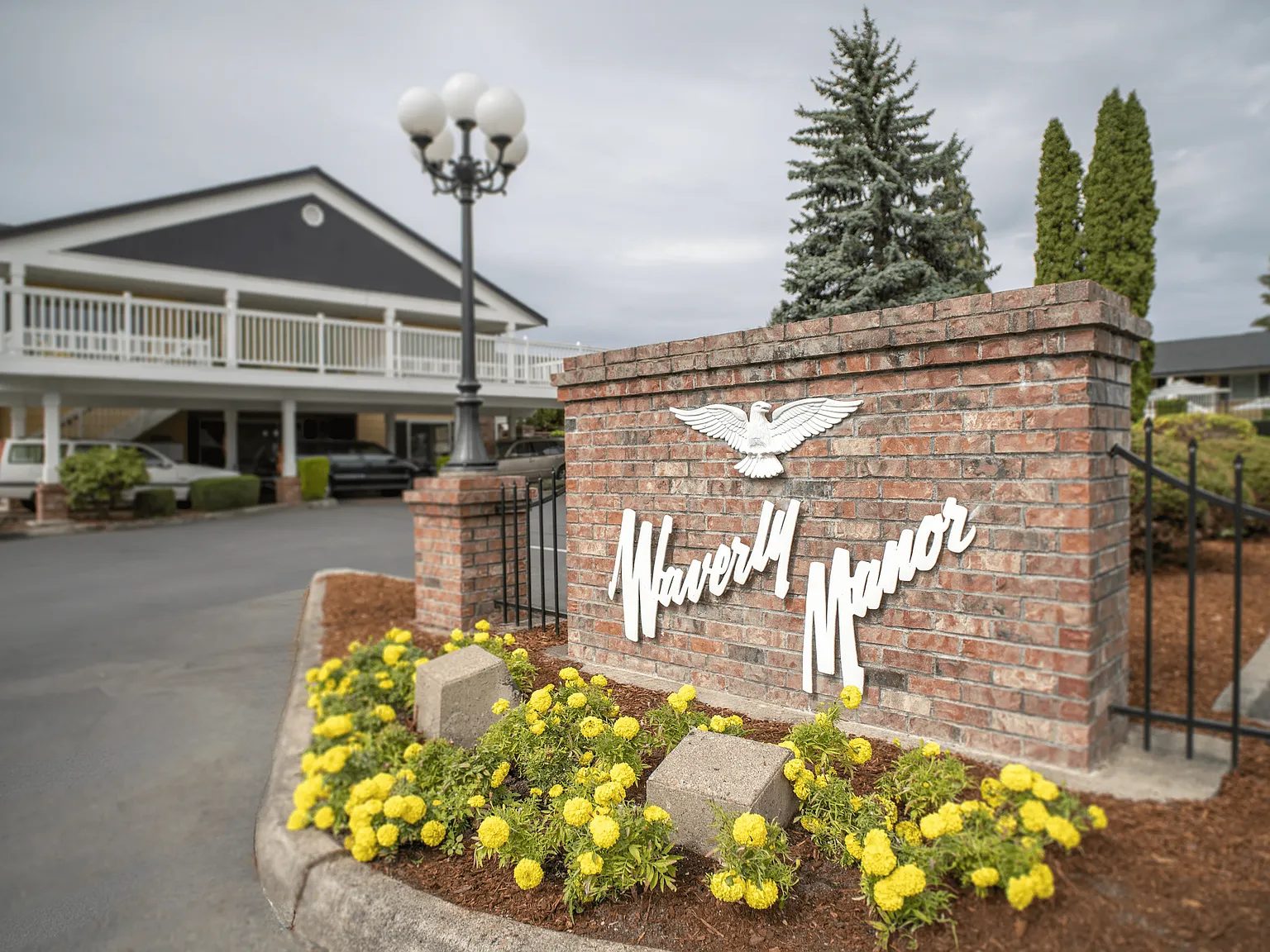 Waverly Manor Apartments — Photo 3