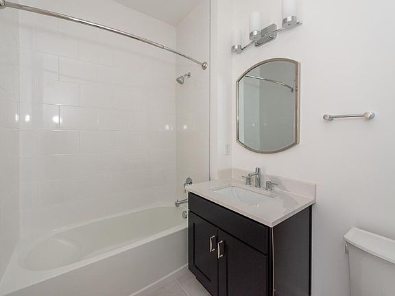 4th image of 445 W 7th St #23