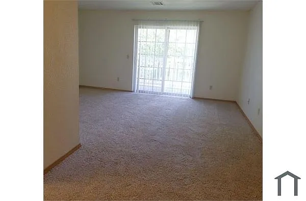 Building Photo - 810 E 8th St #208