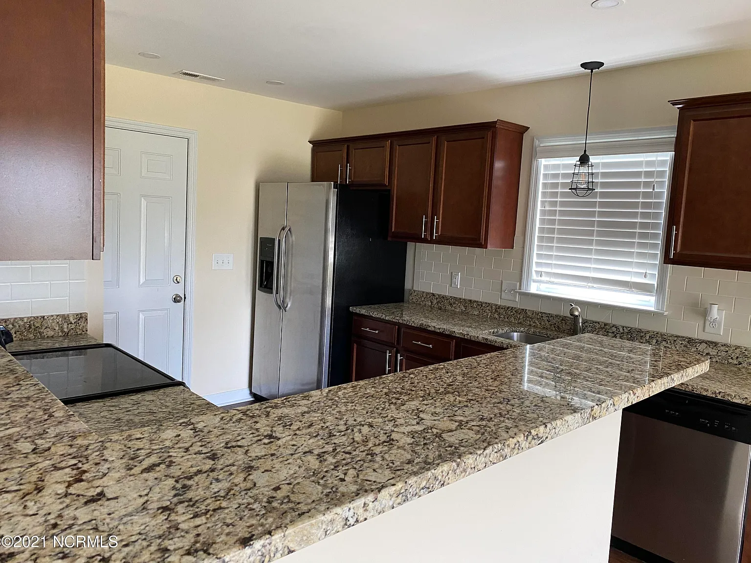 4 bed, 3.0 bath, $2,000 — Photo 3