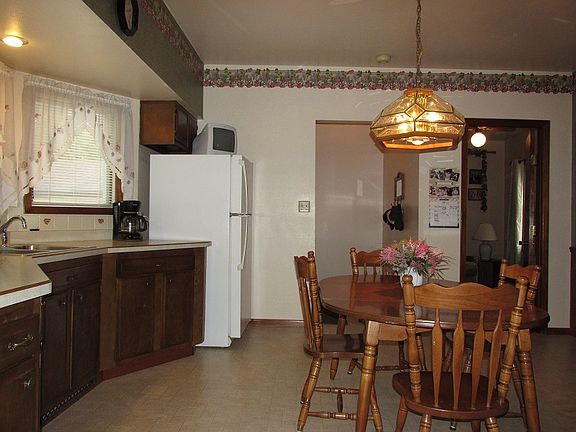 4th image of 1109 Center Ave