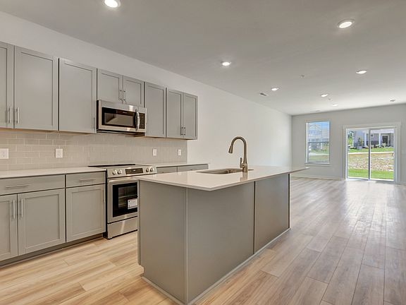 4th image of 656 Birdie Dr