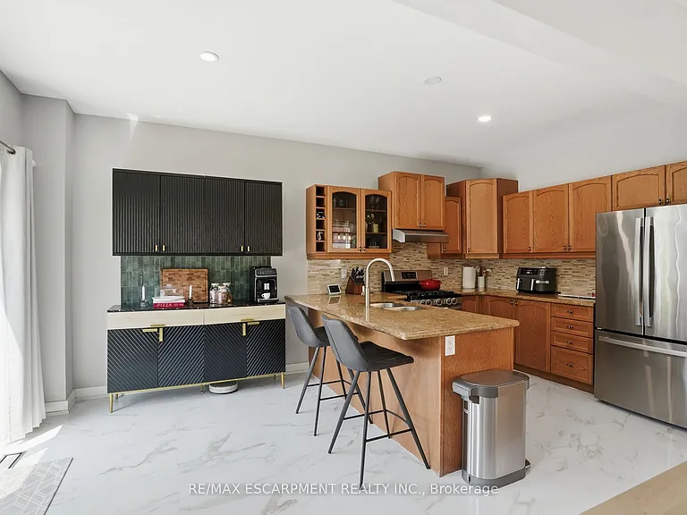 111 Greenstem Cres — Photo 12