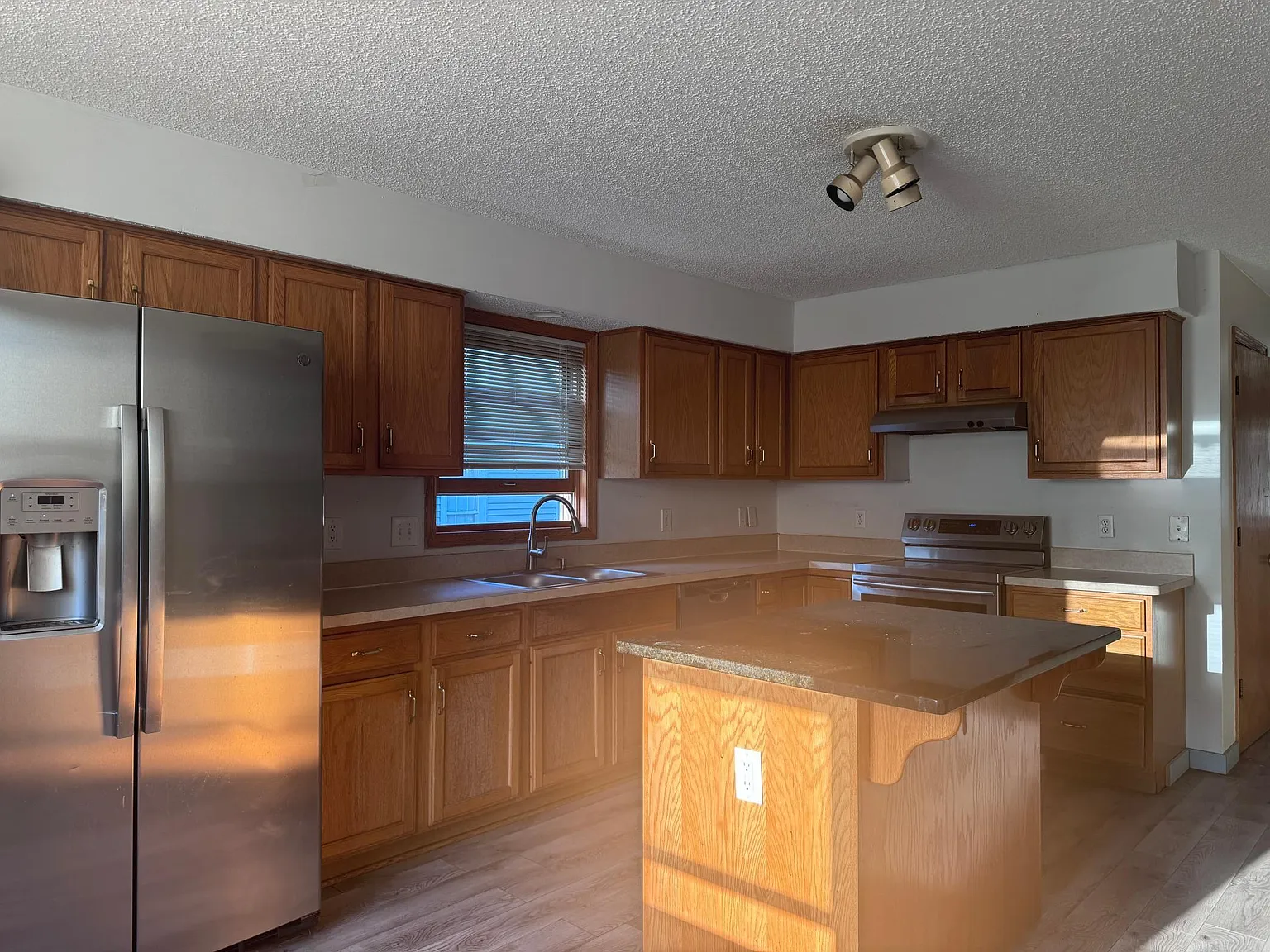 6 bed, 2376 sqft, $3,300 — Photo 3