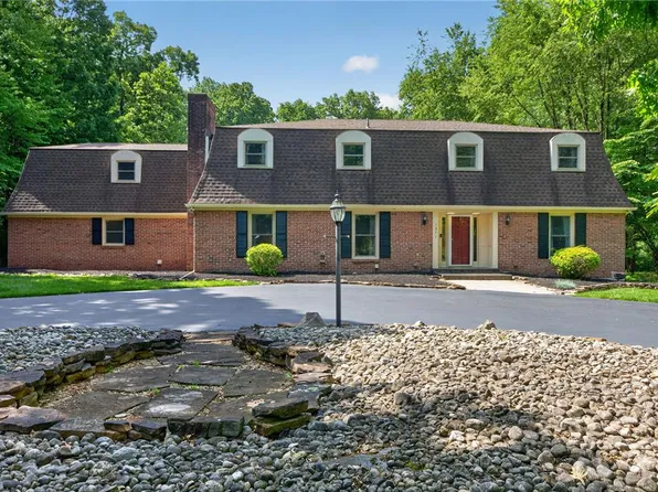 1371 Stoke Park Rd, Bethlehem, PA 18017