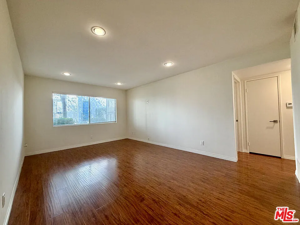 Building Photo - 1348 E Hillcrest Dr #69