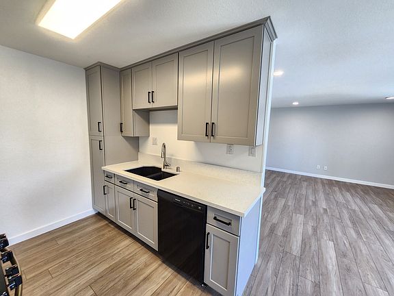5th image of 1520 Freeman Ave