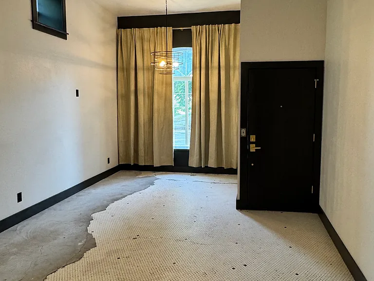 115 E 12th St #4 — Photo 4