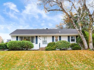 1042 Edgewater Ave, Shoreview, MN 55126