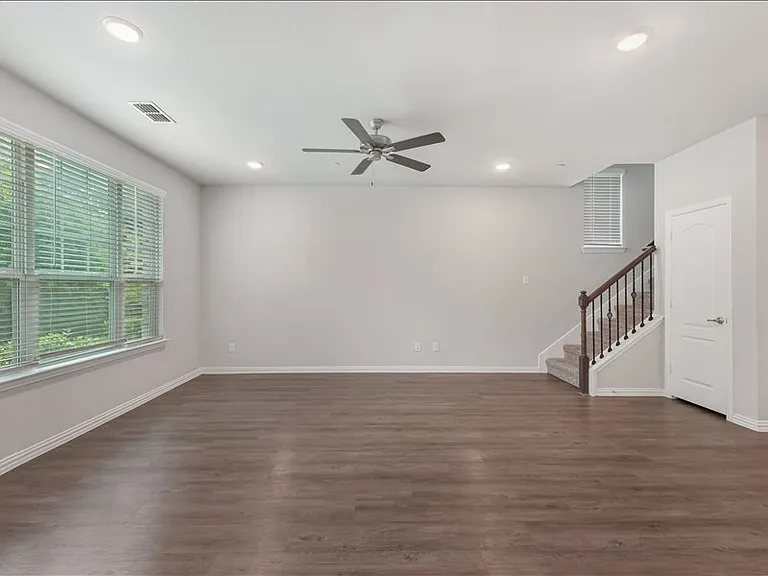 1274 Alamo Dr — Photo 2