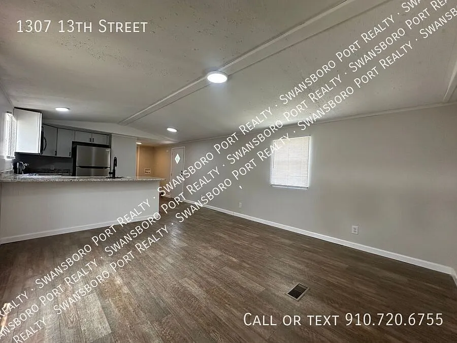 Renovated Home Close to Camp Lejuene With Lawn Care Included. 1307 13th St in Midway Park, NC — Photo 4