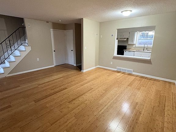 4th image of 114 N Chestnut St #B
