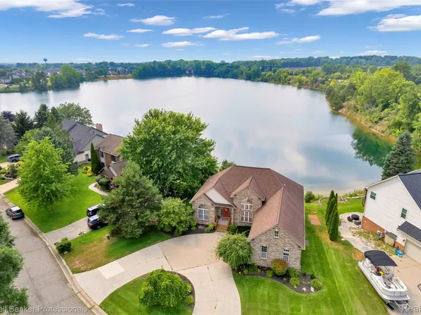 770 Lakes Edge Dr, Oxford, MI 48371