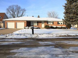 544 S 17th St, Clinton, IA 52732