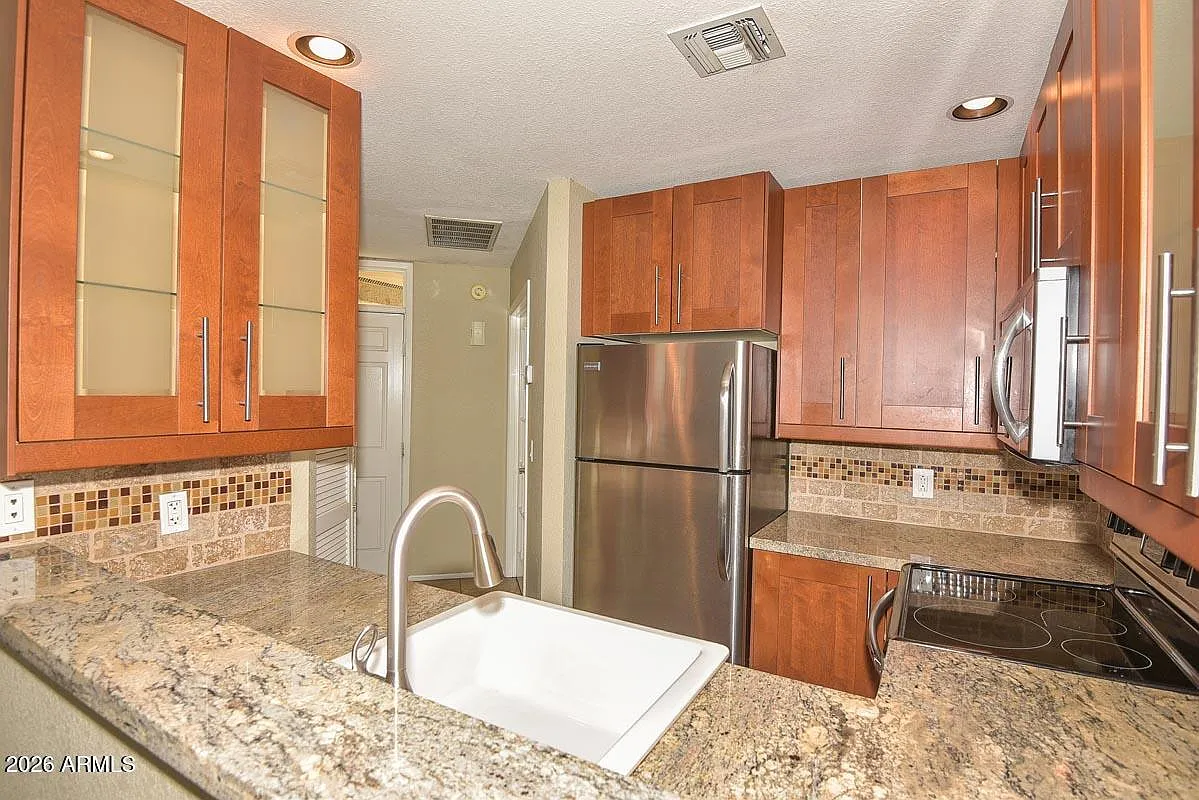 2 bed, 1.0 bath, 888 sqft, $1,450 — Photo 3