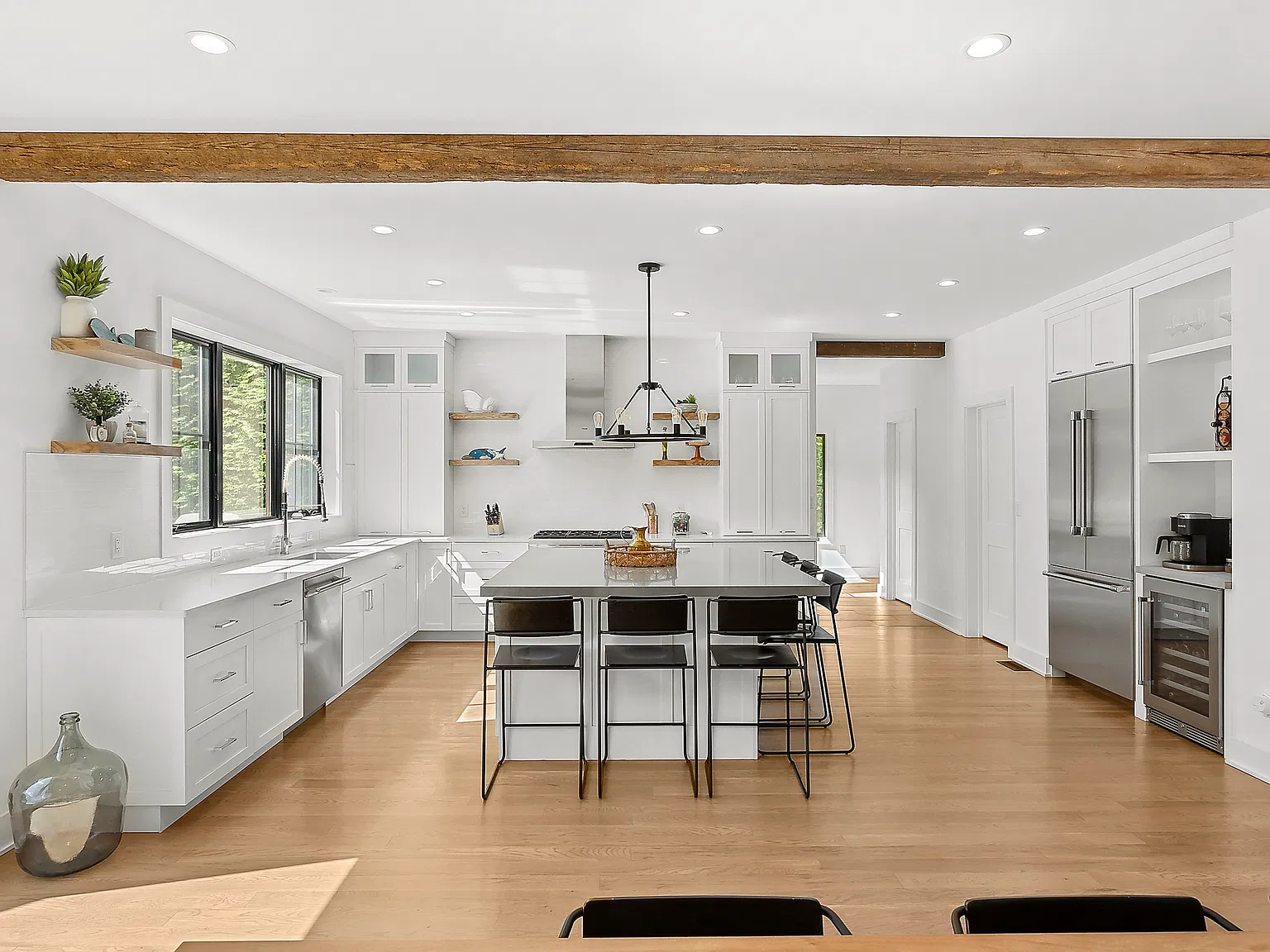 Centrally Located East Hampton 5 Bed Oasis — Photo 2