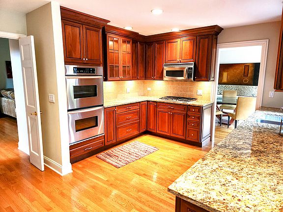 5th image of 960 Coventry Ln