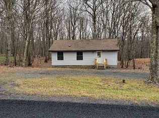 598 Whippoorwill Dr, Bushkill, PA 18324